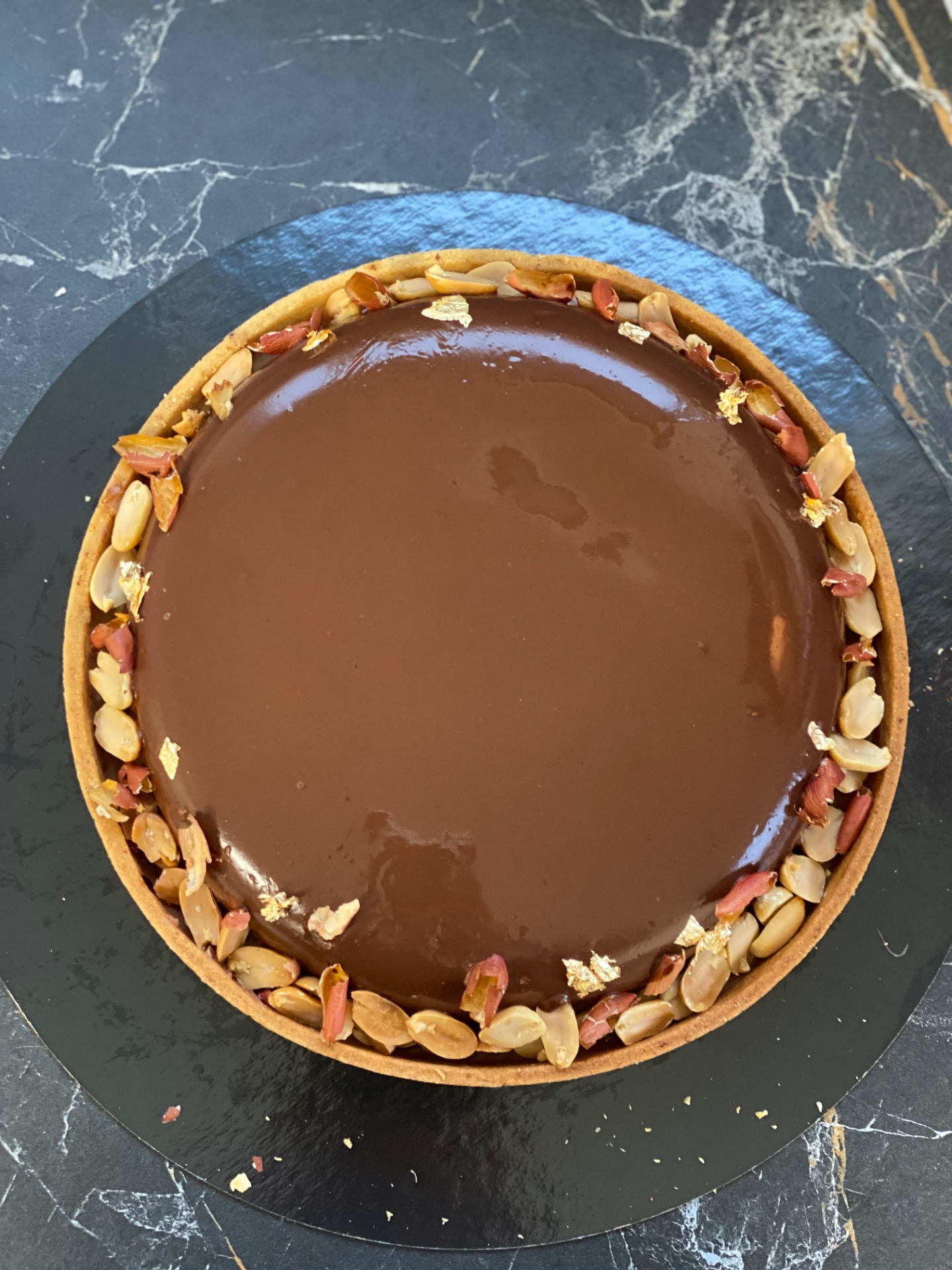Tarte Cacahuète: pate sablée, mousse chocolat, praliné cacahuète, caramel beurre salé, brownies (Existe aussi en version Entremet) 